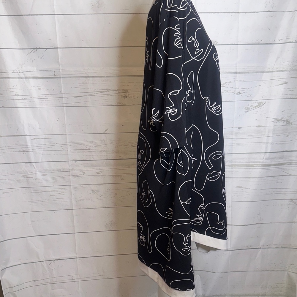 Black & White Face-Print V-Neck Tunic - Picture 4 of 7